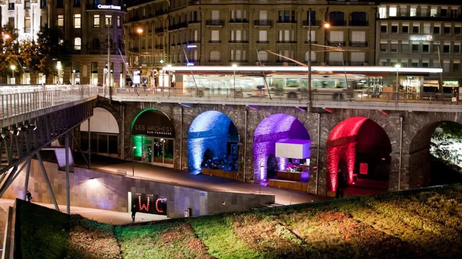 Les Arches, sous le Grand-Pont de Lausanne, illuminées de nuit